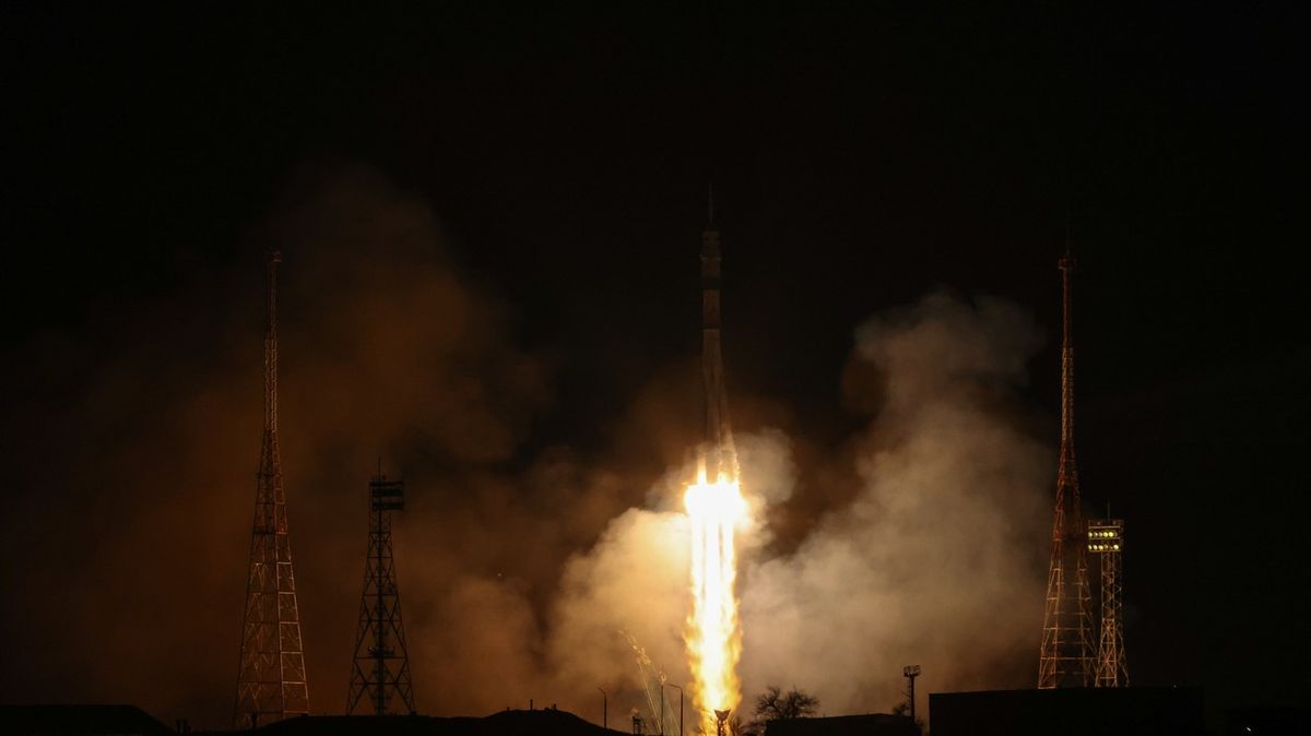 Na ISS dorazila náhradní ruská loď pro zpáteční cestu trojice astronautů na Zemi